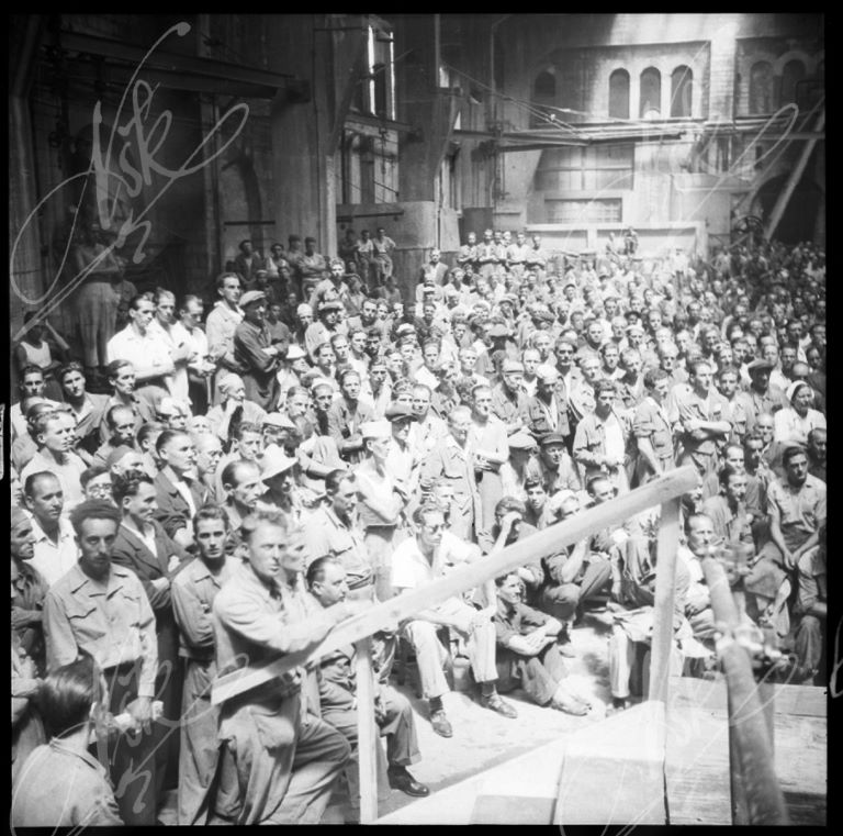 Audienceof a  concert in a workshop of the San Marco shipyard in Trieste, July 1947