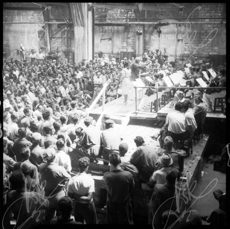soprano of a concert in a workshop of the San Marco shipyard in Trieste, July 1947