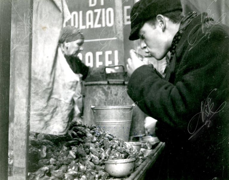 un giovane mangia mussoli