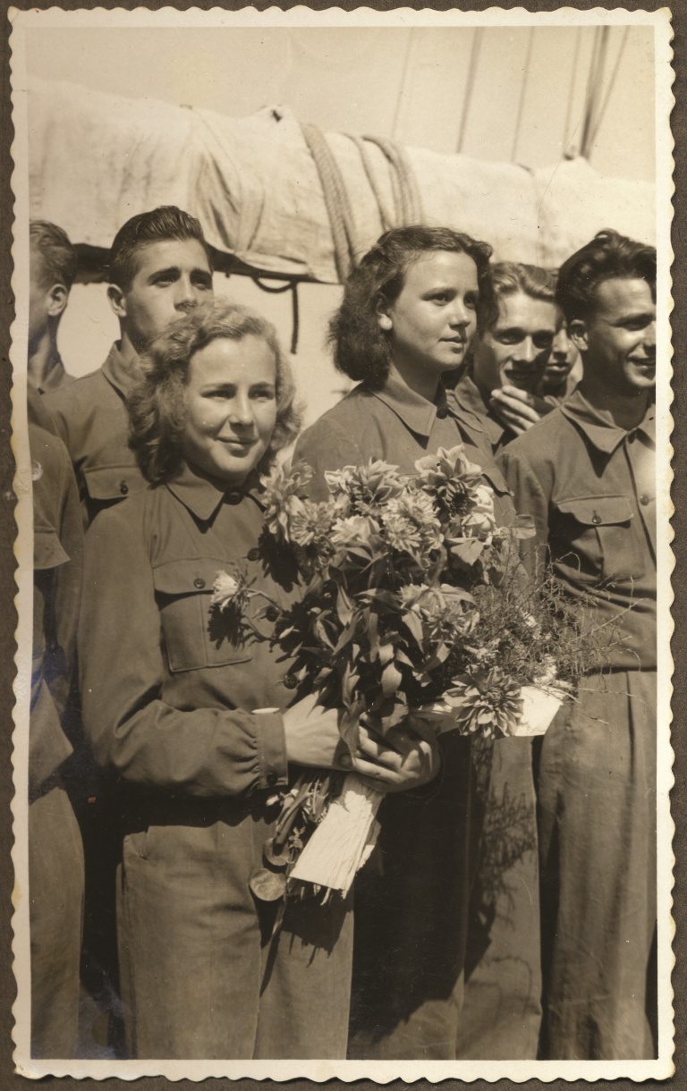 Allievi sulla nave “Viševica” nel porto di Capodistria il 15 agosto 1948