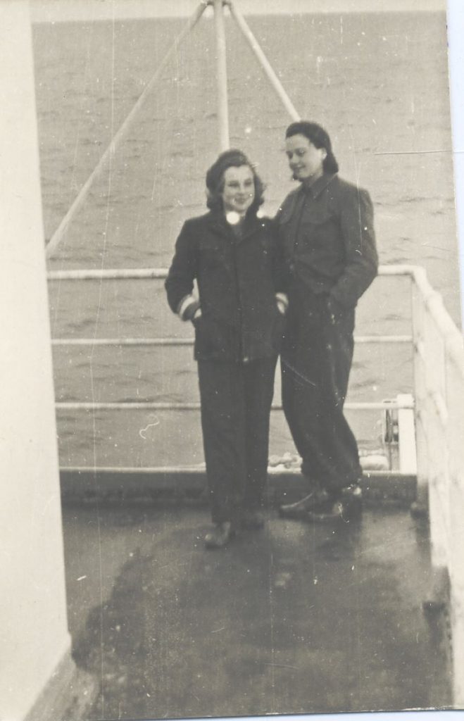 Sava Kaluža-Špic and Jolanda Gruden-Joli on the ship “Hrvatska”