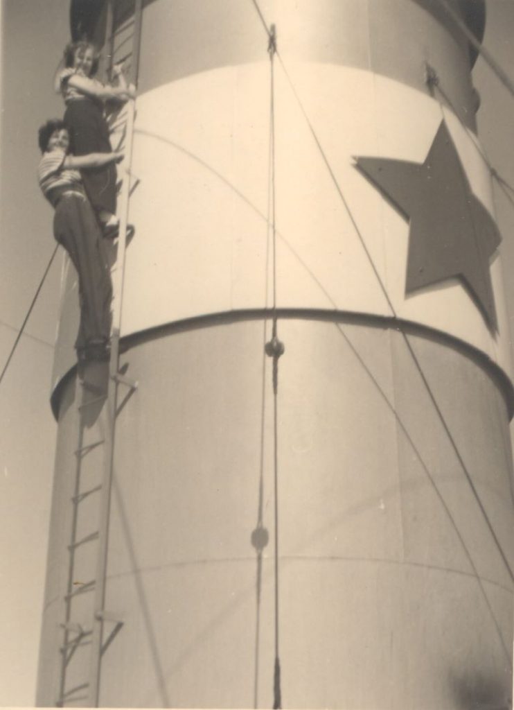 Sava and Jolanda on the ship’s chimney