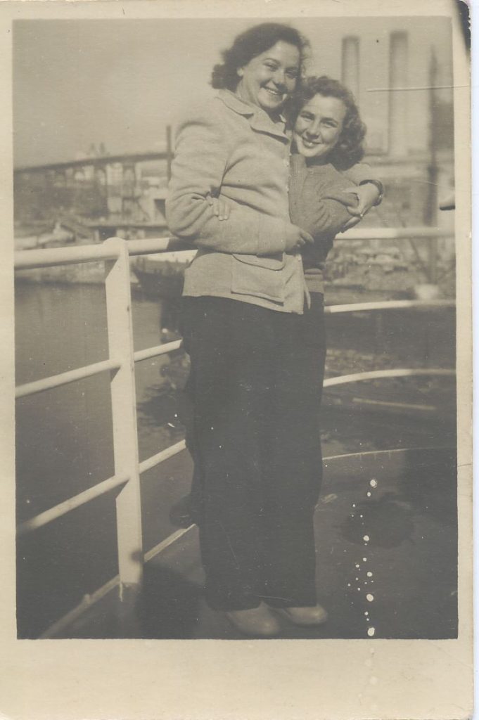 Sava in coperta sulla nave “Hrvatska” e Jolanda Gruden in coperta sulla nave “Hrvatska”
