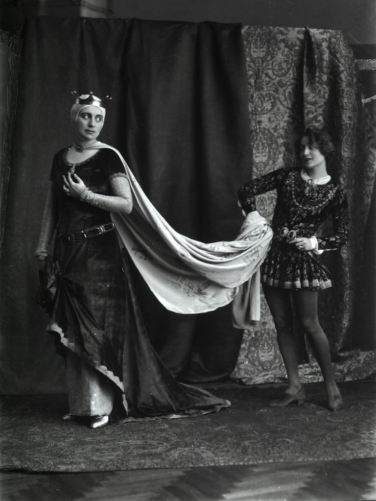 Mary Tripcovich de Banfield vestita da paggio con Maria de Mimbelli